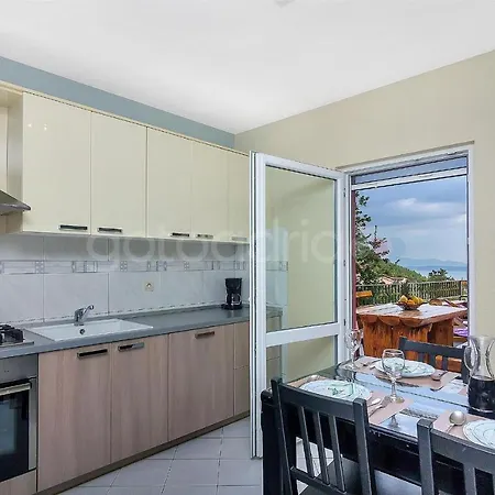 Semesterbostad Darius With Hot Tub Makarska