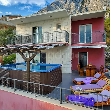 Darius With Hot Tub Semesterbostad *