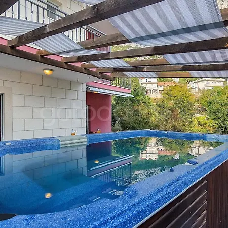 Semesterbostad Darius With Hot Tub