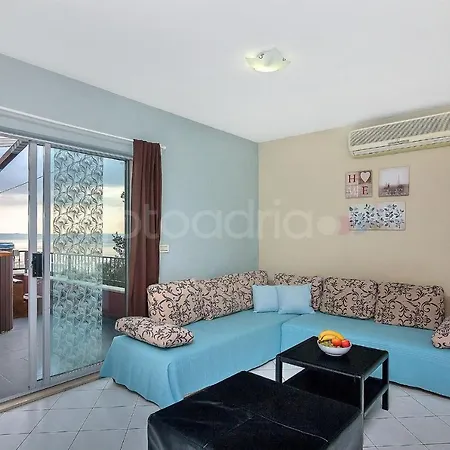 Semesterbostad Darius With Hot Tub Makarska