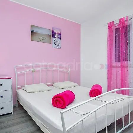 Darius With Hot Tub Semesterbostad *