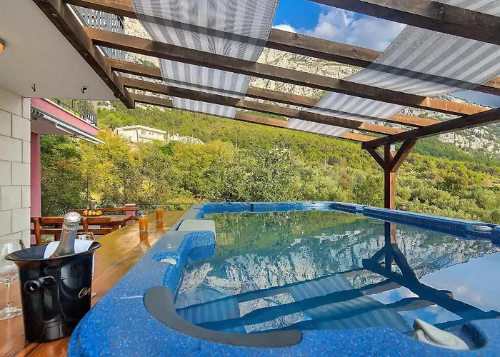 Hébergement de vacances Darius With Hot Tub *