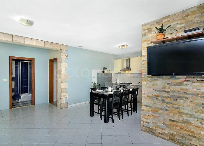 Darius With Hot Tub *