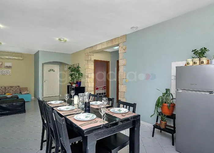 Hébergement de vacances Darius With Hot Tub