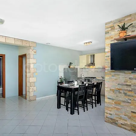 Darius With Hot Tub *