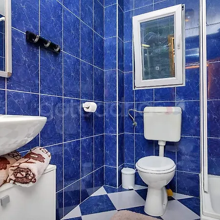 Darius With Hot Tub *