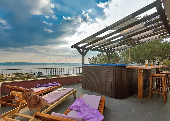 Darius With Hot Tub *