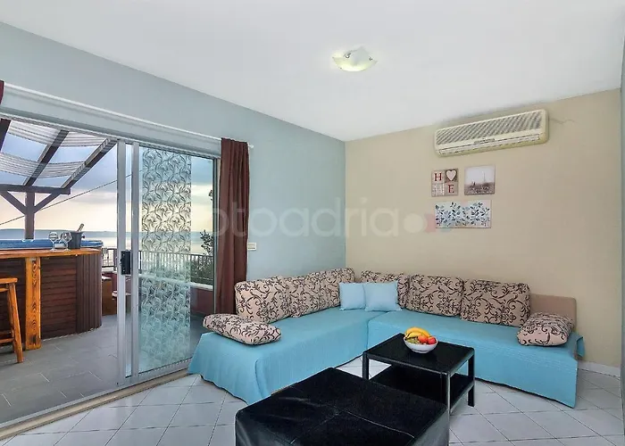 בית נופש Darius With Hot Tub מאקרסקה