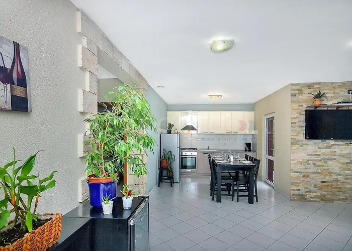 בית נופש Darius With Hot Tub *