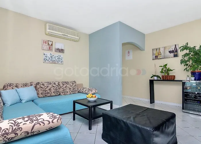 Darius With Hot Tub בית נופש מאקרסקה