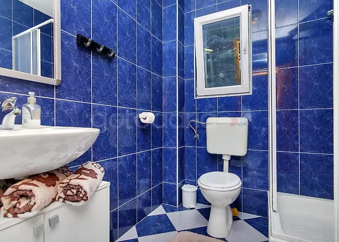 Darius With Hot Tub *