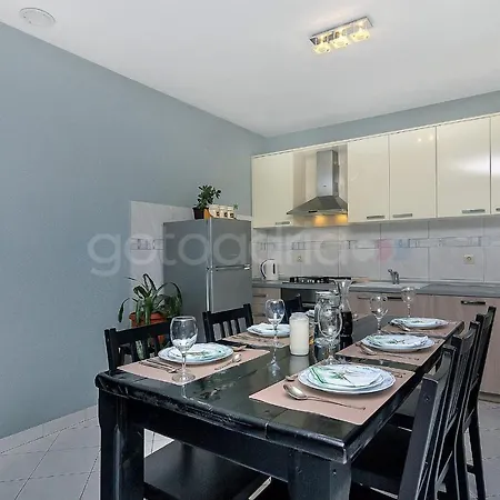 Darius With Hot Tub * ماكارسكا