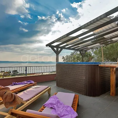 Darius With Hot Tub *