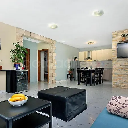 Darius With Hot Tub * ماكارسكا